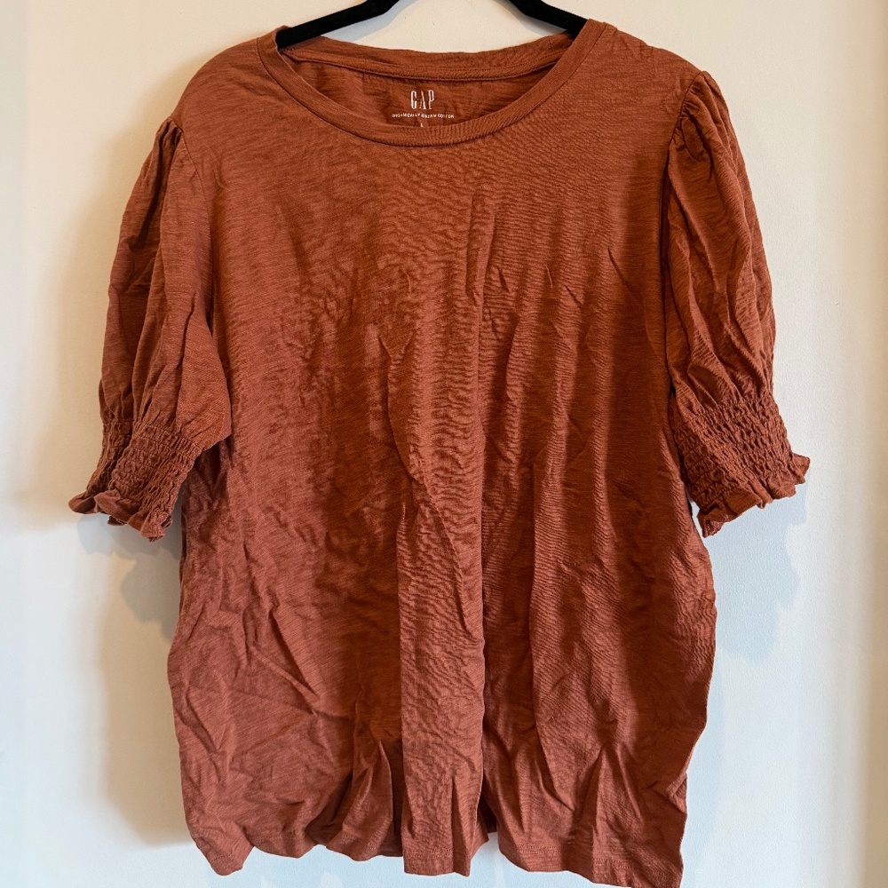 GAP rust colored puff-sleeved tee shirt Large